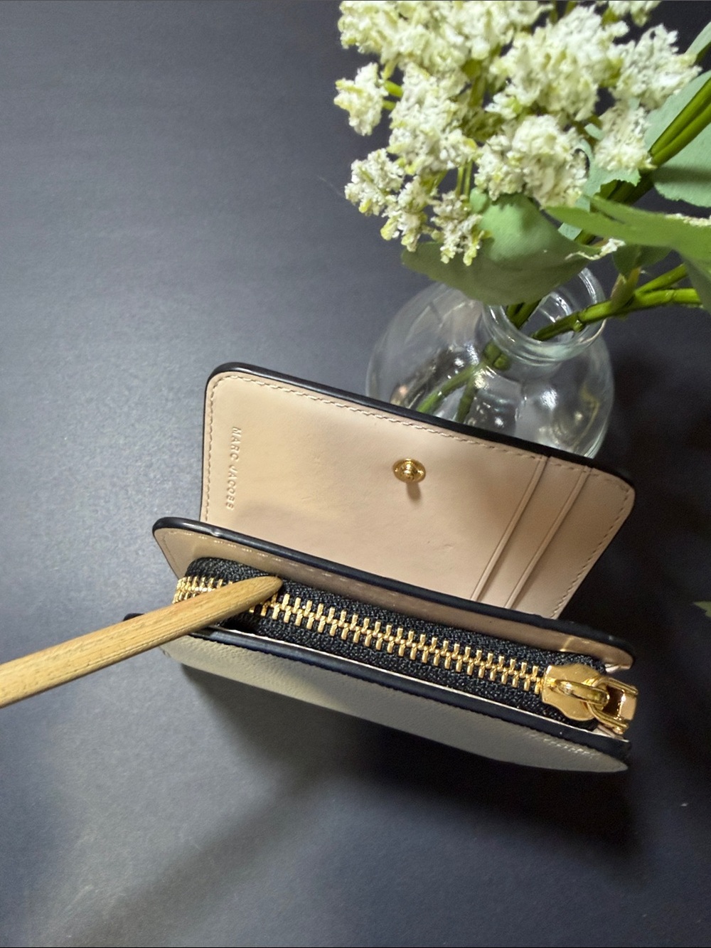 Marc Jacobs Cream Pebbled Leather Zip Wallet with Gold Logo - Picture 2 of 6
